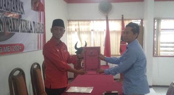 Mas Hakim, menyerahkan formulir pendaftaran di kantor DPC PDIP Jombang.(Blok-a.com/Syahrul Wijaya)