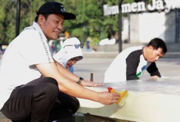 Gerakan kerja bakti massal Plt Bupati Sidoarjo Subandi SH dan OPD di Alun-Alun Sidoarjo.