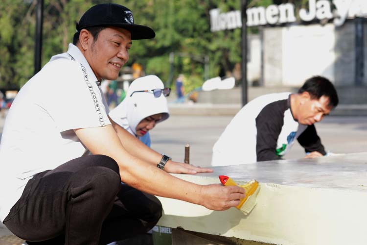 Gerakan kerja bakti massal Plt Bupati Sidoarjo Subandi SH dan OPD di Alun-Alun Sidoarjo.