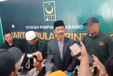 Bakal Calon Bupati Pamekasan, Fattah Jasin saat menyerahkan formulir pendaftaran ke Kantor DPC PBB di Jalan Nugroho Gang Dua Kecamatan Pademawu, Pamekasan Kamis (16/5/2024).