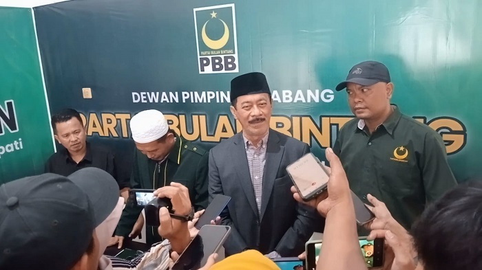 Bakal Calon Bupati Pamekasan, Fattah Jasin saat menyerahkan formulir pendaftaran ke Kantor DPC PBB di Jalan Nugroho Gang Dua Kecamatan Pademawu, Pamekasan Kamis (16/5/2024).
