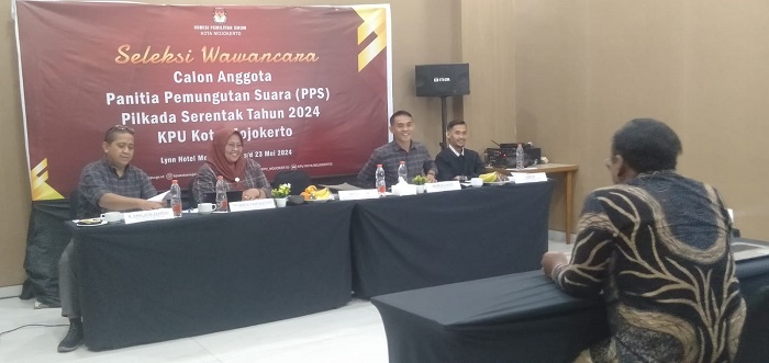 Situasi tes wawancara calon anggota PPS kota Mojokerto.(Blok-a.com/Syahrul Wijaya)