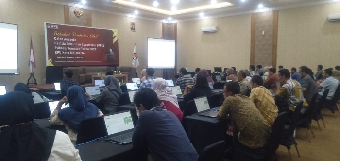 Suasana seleksi tertulis CAT, calon anggota PPK Pilkada serentak 2024 kota Mojokerto.(Blok-a.com/Syahrul Wijaya)