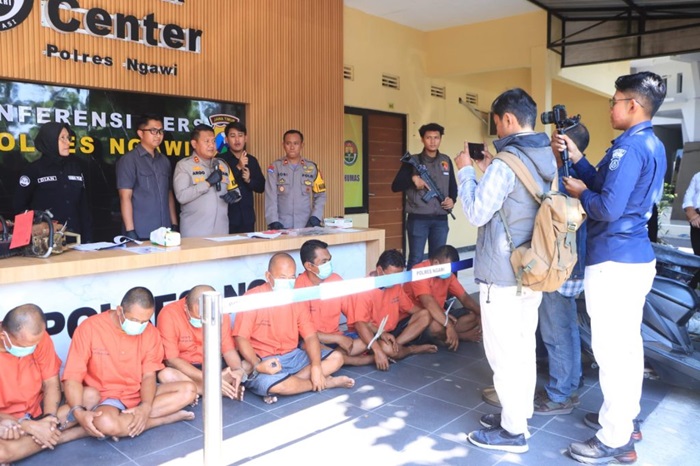Konferensi pers pengungkapan kasus penggelapan coklat di Mapolres Ngawi.