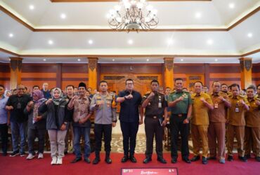 Pj Wali Kota Mojokerto M Ali Kuncoro bersama jajaran Forkopimda dan OPD dalam acara penyaluran dana hibah pemilu.(Dokumen Kominfo)