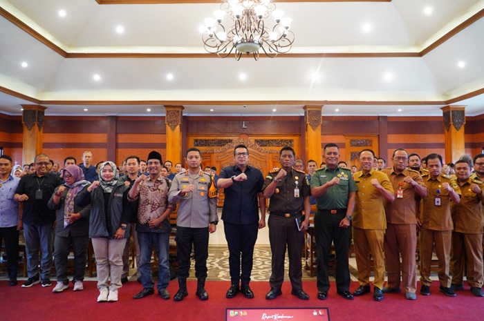 Pj Wali Kota Mojokerto M Ali Kuncoro bersama jajaran Forkopimda dan OPD dalam acara penyaluran dana hibah pemilu.(Dokumen Kominfo)
