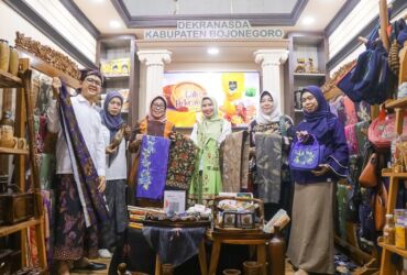 Pj TP PKK sekaligus Ketua Dekranasda Kabupaten Bojonegoro, Dian Adiyanto Adriyanto dalam Expo Pameran Dekranasda 2024 di Auditorium Hotel Alila Solo, Rabu (15/05/2024).