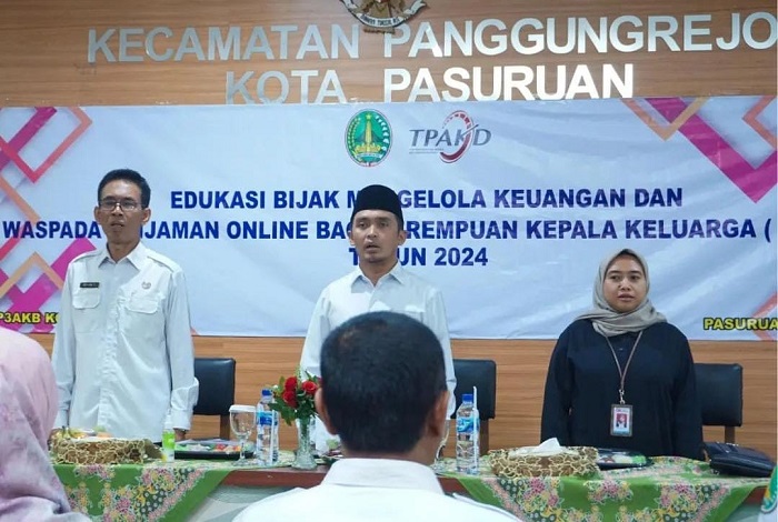 Wawali Mas Adi dalam edukasi pengelolaan keuangan bagi perempuan kepala keluarga di Kota Pasuruan.