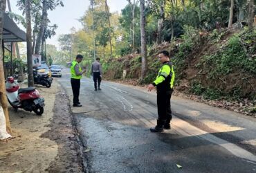 Polisi sedang olah TKP di lokasi kejadian kecelakaan.(Dokumen Polres Mojokerto)