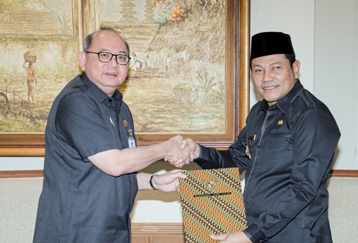 Penyerahan SK Plt Bupati Sidoarjo oleh Pj Sekretaris daerah Provinsi Jawa Timur, Dr Bobby Soemarsono kepada Wakil Bupati Sidoarjo, Haji Subandi SH, di gedung sekretariat daerah Provinsi Jawa Timur.