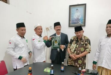 Bacabup Pamekasan Fattah Jasin mengambil berkas pendaftaran di Kantor DPC PBB Pamekasan.