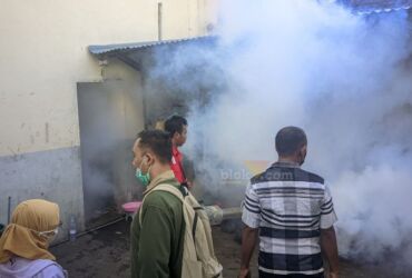 Upaya fogging untuk pencegahan DBD di Kelurahan Kebonsari, Kota Pasuruan.