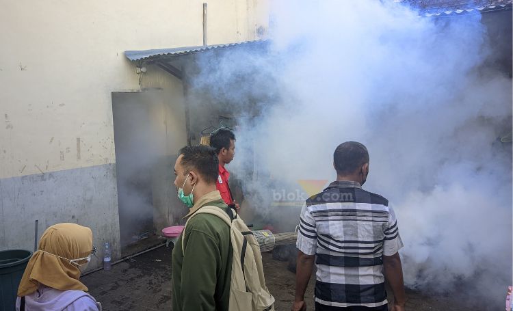 Upaya fogging untuk pencegahan DBD di Kelurahan Kebonsari, Kota Pasuruan.
