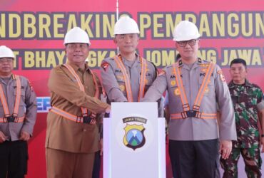 Kapolda Jatim saat menghadiri acara ground breaking pembangunan rumah sakit Bayanghkara.(Dokumen Polres Jombang)