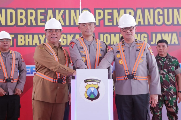 Kapolda Jatim saat menghadiri acara ground breaking pembangunan rumah sakit Bayanghkara.(Dokumen Polres Jombang)