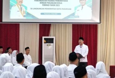 Gus Ipul serahkan SK PPPK di Gedung Gradika, Jumat (5/4/2024).