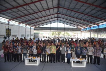 Plt Bupati Sidoarjo, Subandi SH bersama buruh pabrik penerima Dana Bagi Hasil Cukai Hasil Tembakau (DBHCHT).