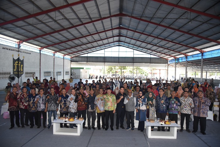 Plt Bupati Sidoarjo, Subandi SH bersama buruh pabrik penerima Dana Bagi Hasil Cukai Hasil Tembakau (DBHCHT).