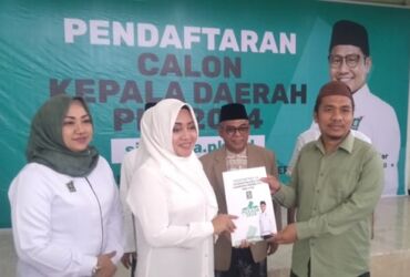 Ikfina Fahmawati datang ke Kantor DPC PKB Kabupaten Mojokerto untuk menyerahkan formulir Pendaftaran Pilkada. (Blok-a.com/Syahrul Wijaya)