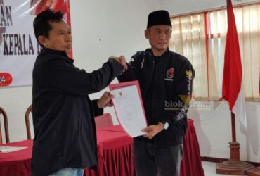 Isma Hakim Rahmat saat mengambil formulir pendaftaran bakal calon Bupati Jombang di kantor DPC PDIP.(Blok-a.com/Syahrul Wijaya)