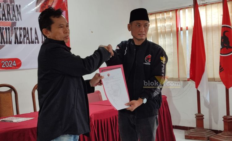 Isma Hakim Rahmat saat mengambil formulir pendaftaran bakal calon Bupati Jombang di kantor DPC PDIP.(Blok-a.com/Syahrul Wijaya)