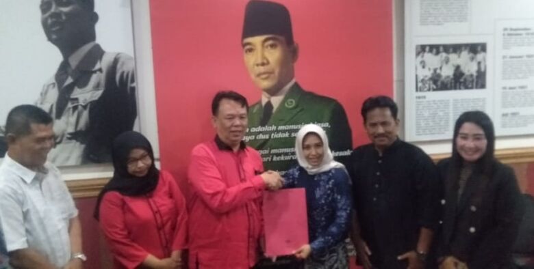 Ketua DPC PDIP kota Mojokerto menyerahkan formulir pendaftaran kepada bakal calon wali kota Mojokerto, H. Ika Puspitasari.(Blok-a.com/Syahrul Wijaya)