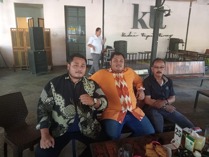 Lutfi, penggugat bersama kuasa hukumya usai persidangan perdana di Pengadilan Negeri Sidoarjo.
