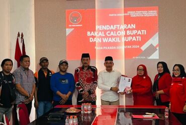 Kades Cinandang, Dawarblandong, Agus Siswahyudi, datang ke kantor DPC PDIP untuk mengembalikan berkas formulir pendaftaran bakal calon wakil bupati.(Blok-a.com/Syahrul Wijaya)