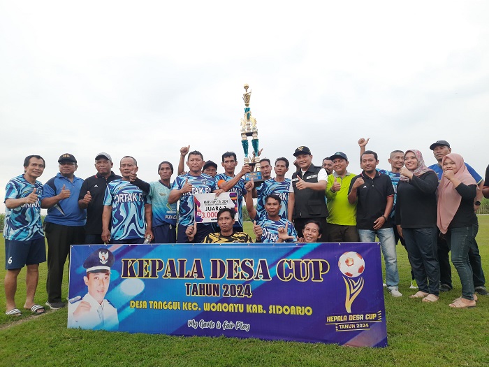 Plt Bupati Sidoarjo Subandi SH, hadir dalam grand final turnamen sepak bola Kades cup 2, Desa Tanggel, Kecamatan Wonoayu, Sidoarjo.