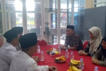 Kepala Desa Mojowatesrejo Agus Supriyanto saat mendaftar bacawali di kantor DPD PKS.(Blok-a.com/Syahrul Wijaya)