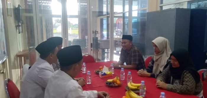 Kepala Desa Mojowatesrejo Agus Supriyanto saat mendaftar bacawali di kantor DPD PKS.(Blok-a.com/Syahrul Wijaya)