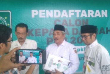 Kades Cinandang datang ke kantor DPC PKB untuk menyerahkan formulir pendaftaran bakal calon wakil bupati.(Blok-a.com/Syahrul Wijaya)