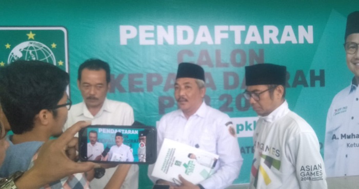 Kades Cinandang datang ke kantor DPC PKB untuk menyerahkan formulir pendaftaran bakal calon wakil bupati.(Blok-a.com/Syahrul Wijaya)