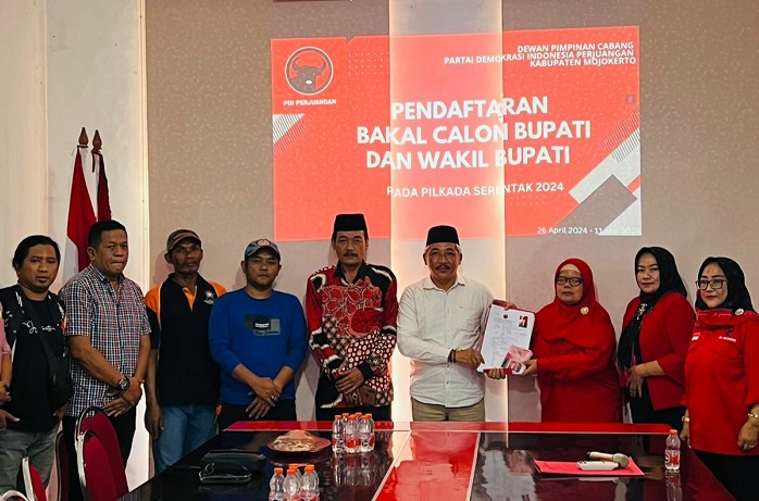 Kades Cinandang, Dawarblandong, Agus Siswahyudi, datang ke kantor DPC PDIP untuk mengembalikan berkas formulir pendaftaran bakal calon wakil bupati.(Blok-a.com/Syahrul Wijaya)