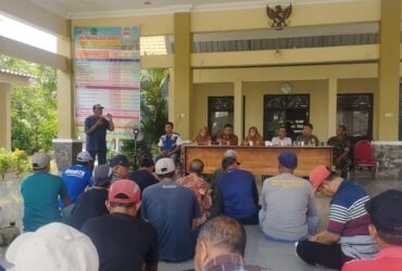 Sekitar 50 warga Desa Mindugading, Tarik, Sidoarjo geruduk kantor desa menuntut Kaur Kesra Teguh Rully Setiawan mundur dari jabatannya.