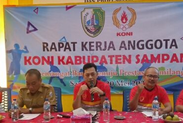 Ketua KONI Sampang H. A. Wasik saat memberikan sambutan dalam rapat kerja anggota di aula sekretariat KONI Sampang, Senin (20/5/2024). (blok-a.com)