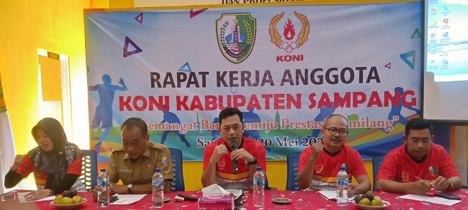 Ketua KONI Sampang H. A. Wasik saat memberikan sambutan dalam rapat kerja anggota di aula sekretariat KONI Sampang, Senin (20/5/2024). (blok-a.com)