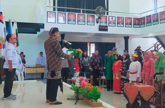 Ketua KPU Magetan Fahrudin saat pengambilan sumpah kepada 90 PPK terpilih