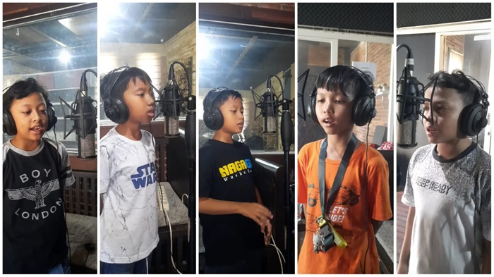 5 siswa SD di Gresik rilis single lagu untuk timnas muda.(blok-a.com/ivan)