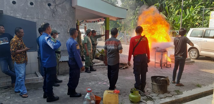 Salah satu peserta pelatihan, saat memperagakan penggunaan APAR.
