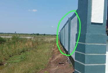 Tembok pagar Puskesmas Tanjungharjo yang sudah bergeser padahal baru beberapa bulan dibangun.