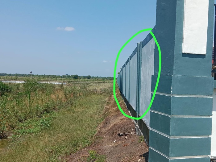 Tembok pagar Puskesmas Tanjungharjo yang sudah bergeser padahal baru beberapa bulan dibangun.