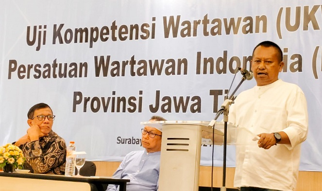Ketua PWI Jatim Lutfil Hakim saat sambutan di ajang UKW ke-57 Provinsi Jawa Timur di Surabaya, Selasa (28/5/2024).