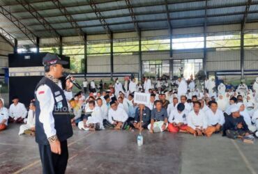 Kepala Kemenag Sampang Abdul Wafi Saat Memberikan Materi Manasik Haji di Indoor Sampang (blok-a/Yusuf)