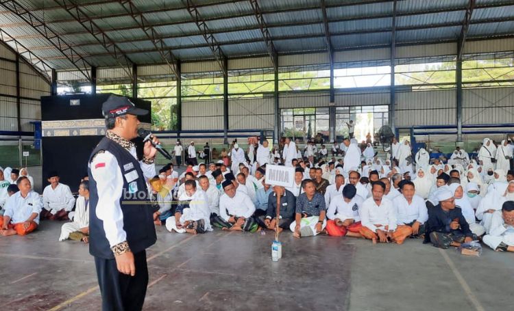 Kepala Kemenag Sampang Abdul Wafi Saat Memberikan Materi Manasik Haji di Indoor Sampang (blok-a/Yusuf)