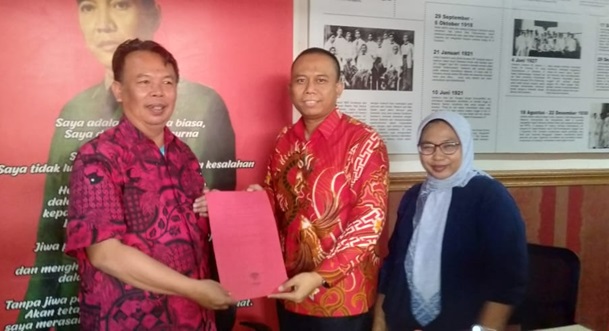 Menantu mantan wali kota saat mendaftar di kantor PDIP.(Blok-a.com/Syahrul Wijaya)