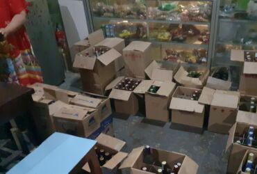 Polisi ketika menggerebek warung penjual miras dengan barang bukti berhasil disita.(Dokumen Polres Jombang)