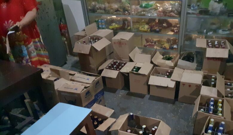 Polisi ketika menggerebek warung penjual miras dengan barang bukti berhasil disita.(Dokumen Polres Jombang)