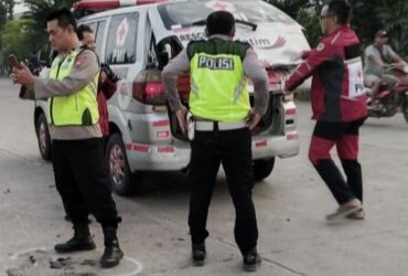 Polisi saat olah TKP dan evakuasi korban tabrakan di jalan raya desa Domas.(Dok.PMI Kabupaten Mojokerto)