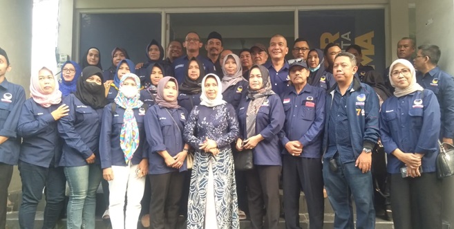 Bakal Calon wali kota Mojokerto Ning Ita usai penyerahan formulir pendaftaran ke partai NasDem kota Mojokerto.(Blok-a.com/Syahrul Wijaya)